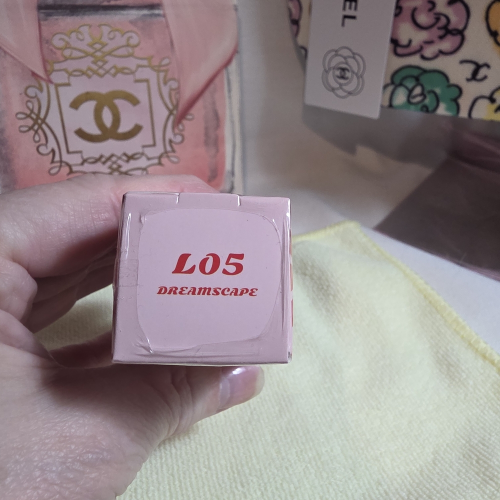 Pink Shining Lip Oil - Hydrating Gloss - Picture 2 of 2